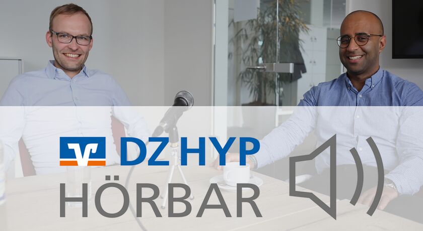 DZ HYP Logo, darunter der Schriftzug "HÖRBAR", darüber zwei lächelnde Männer an einem Tisch vor einem Mikrophon