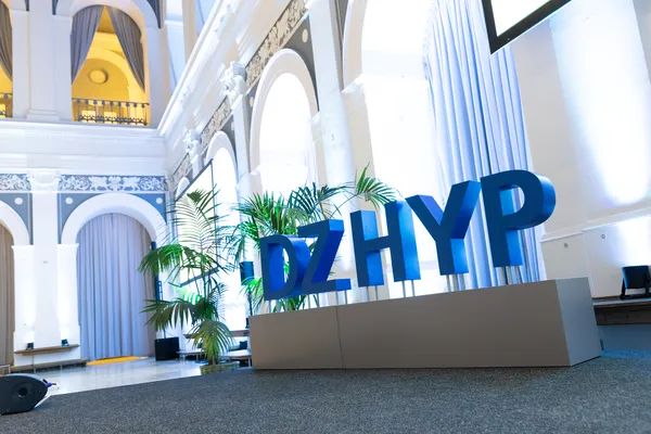 DZ HYP-Schriftzug in Festsaal