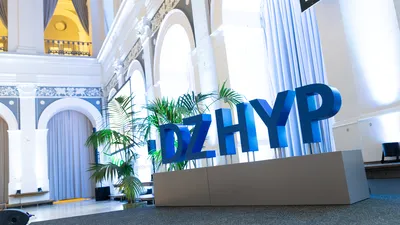 DZ HYP-Schriftzug in Festsaal