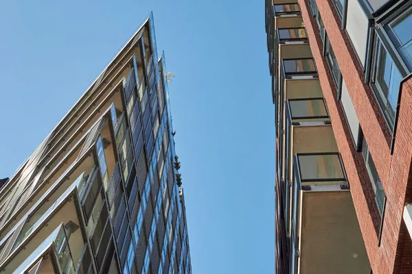 Titelausschnitt Studie Immobilienmarkt Deutschland Titelausschnitt Studie Immobilienmarkt Deutschland - Bürohäuser vor blauem Himmel