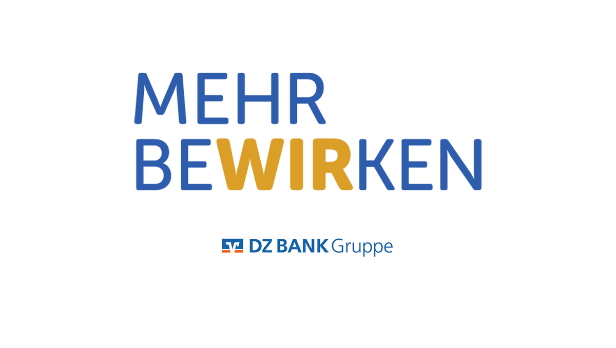 Blauer Schriftzug "MERHR BEWIRKEN", darin die Buchstaben "WIR" in gelb, darunter Logo der DZ BANK Gruppe