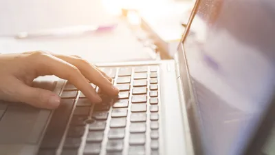 Hand auf Notebook-Tastatur