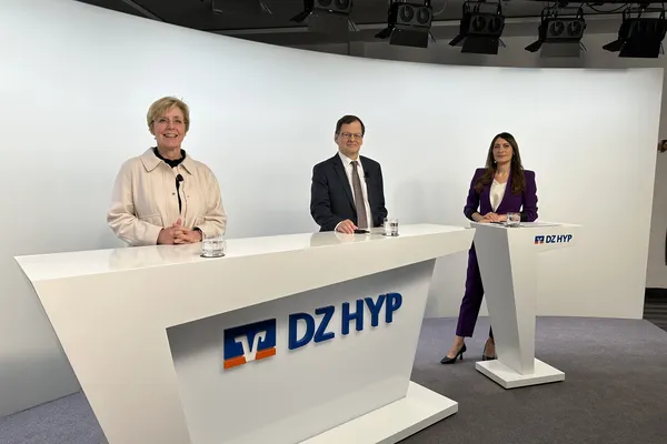 Gruppenbild mit Sabine Barthauer, Dr. Michael Holstein und Anja Kohl im DZ HYP Studio Gruppenbild mit Sabine Barthauer, Dr. Michael Holstein und Anja Kohl im DZ HYP Studio
