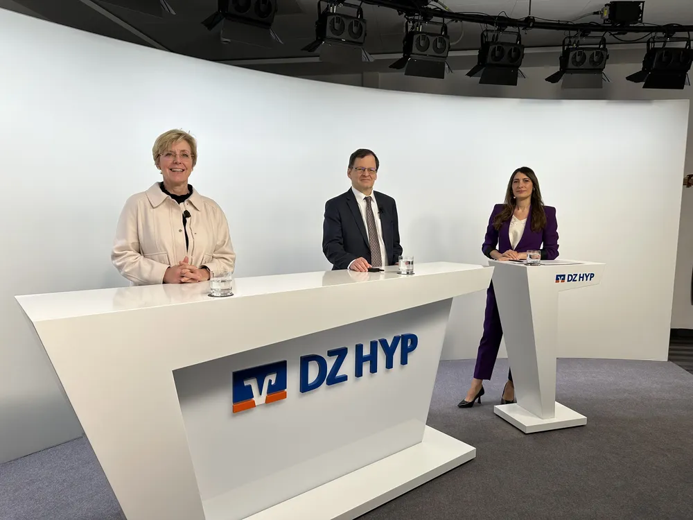 Gruppenbild mit Sabine Barthauer, Dr. Michael Holstein und Anja Kohl im DZ HYP Studio
