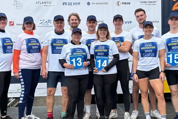 DZ HYP bei der Benefizregatta Rudern gegen Krebs Eine Gruppe von DZ HYP Kolleginnen und Kollegen bei der Siegerehrung