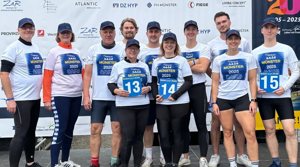 DZ HYP bei der Benefizregatta Rudern gegen Krebs Eine Gruppe von DZ HYP Kolleginnen und Kollegen bei der Siegerehrung