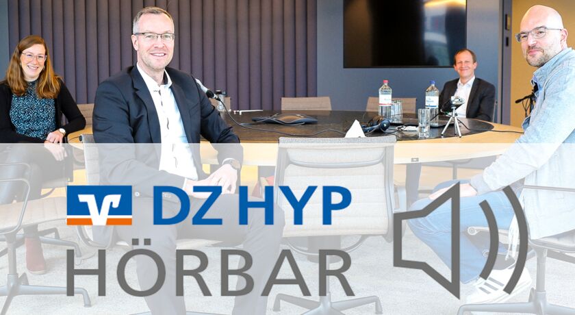 DZ HYP Logo, darunter der Schriftzug "HÖRBAR", darüber 4 freundlich blickende Menschen um einen großen runden Tisch
