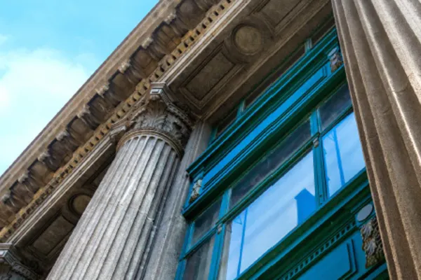 Ausschnitt Titelbild Pfandbriefstudie - Gebäude mit Säulen Ausschnitt Titelbild Pfandbriefstudie - Gebäude mit Säulen