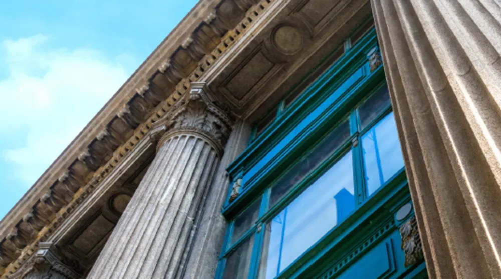 Ausschnitt Titelbild Pfandbriefstudie - Gebäude mit Säulen