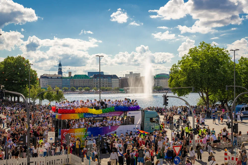 CSD-Truck der DZ HYP vor der Hamburger Binnenalster