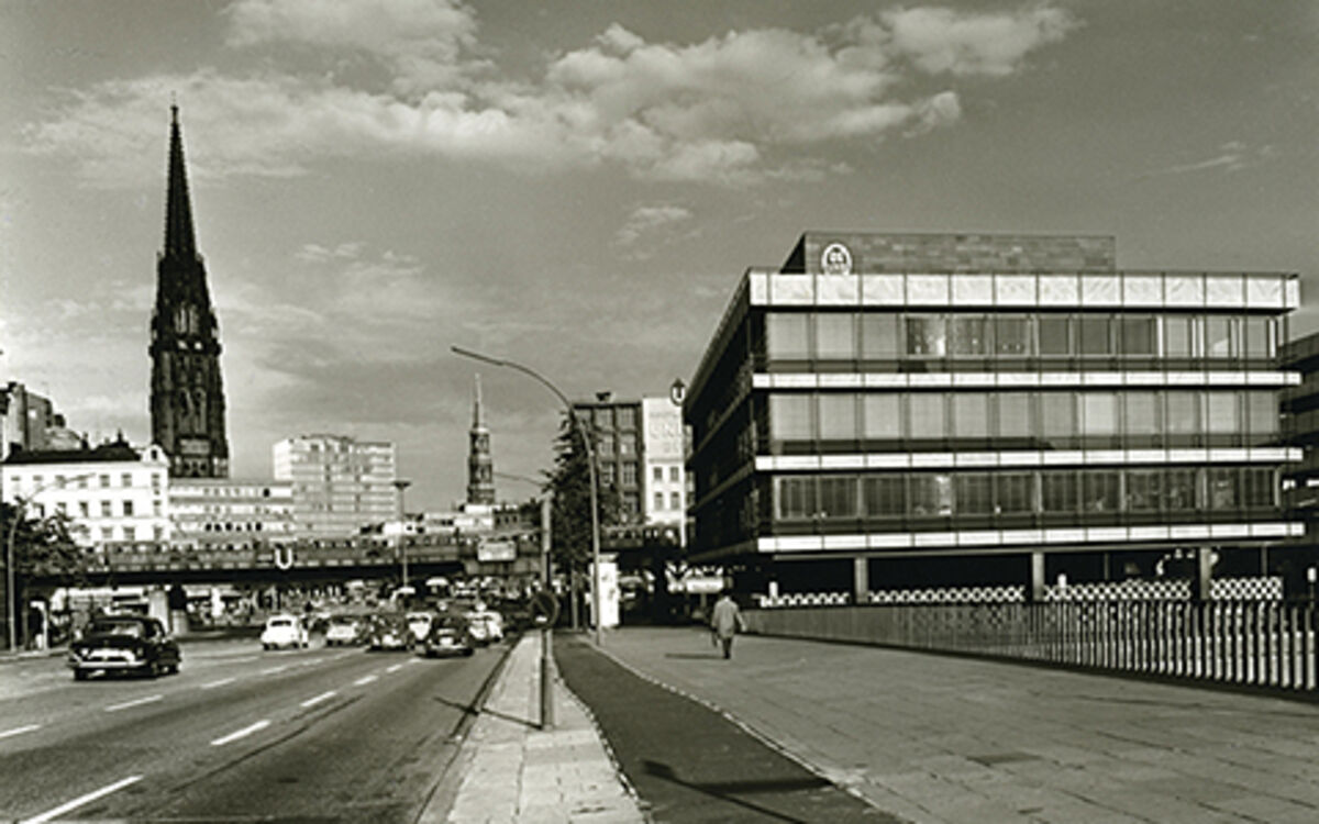 Historisches Foto der neuen Hamburger Firmengebäudes in den 60er Jahren
