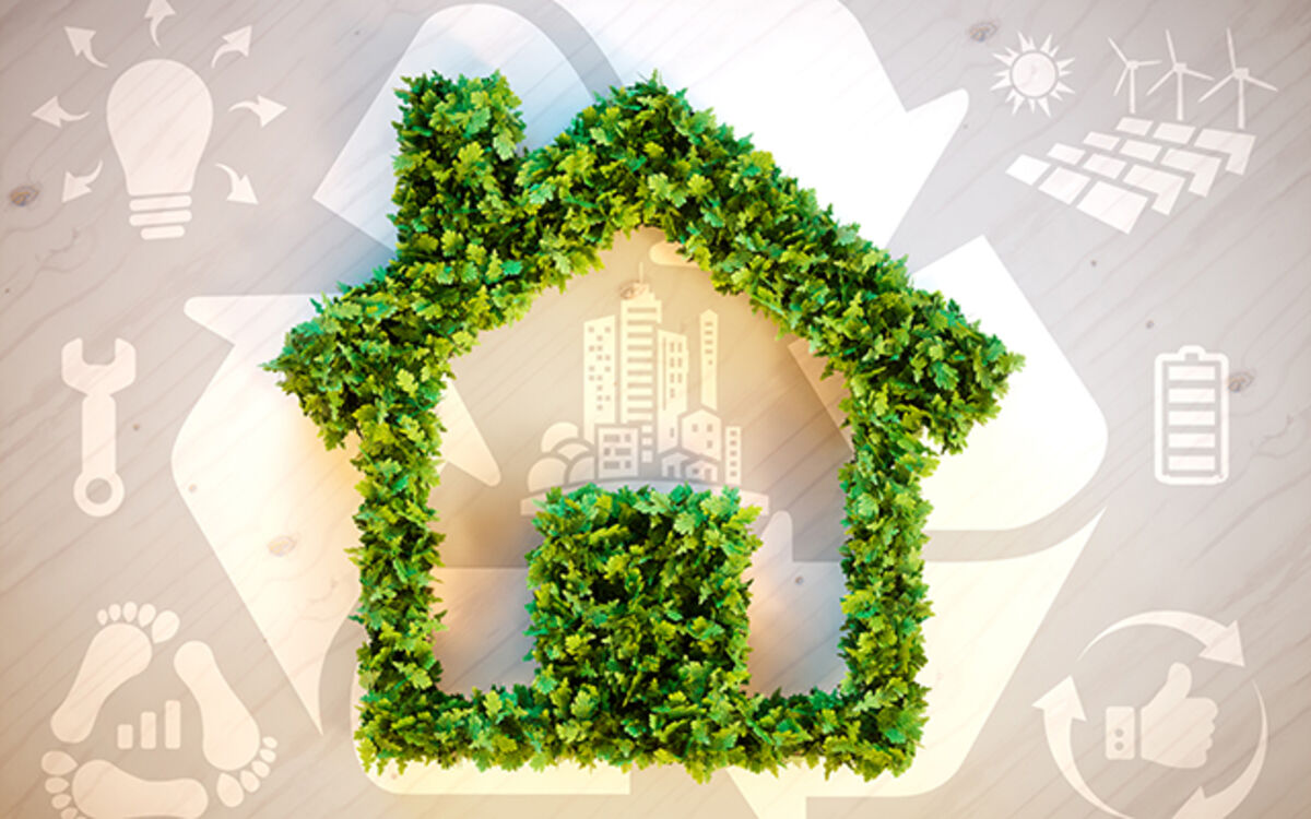 Graphic with a light beige recycling symbol (three arrows arranged in a triangle) on a wooden background. Above it an outline of a house made of leaves.