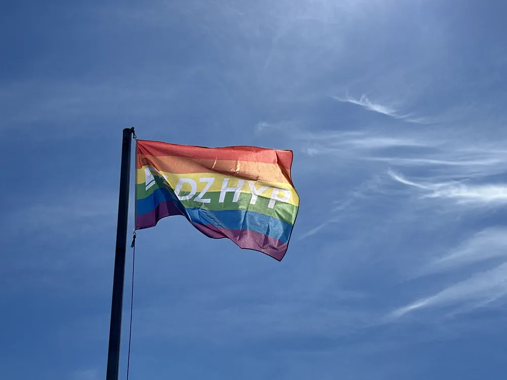 DZ HYP Regenbogenfahne