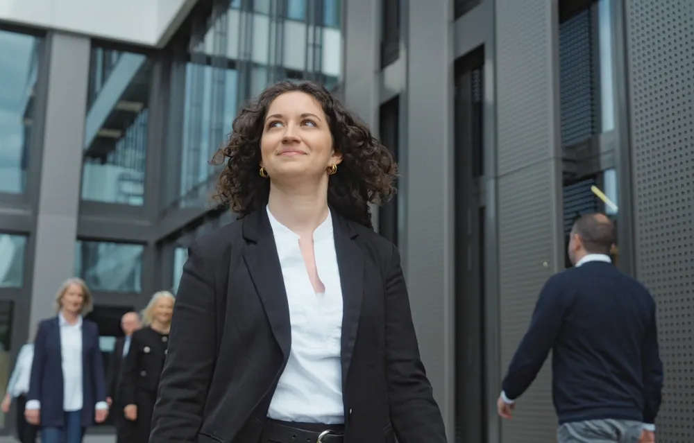 Standbild aus DZ HYP Imagefilm, Frau vor Bürogebäude Standbild aus DZ HYP Imagefilm, Frau vor Bürogebäude