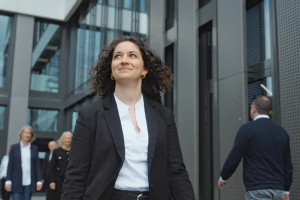 Standbild aus DZ HYP Imagefilm, Frau vor Bürogebäude Standbild aus DZ HYP Imagefilm, Frau vor Bürogebäude