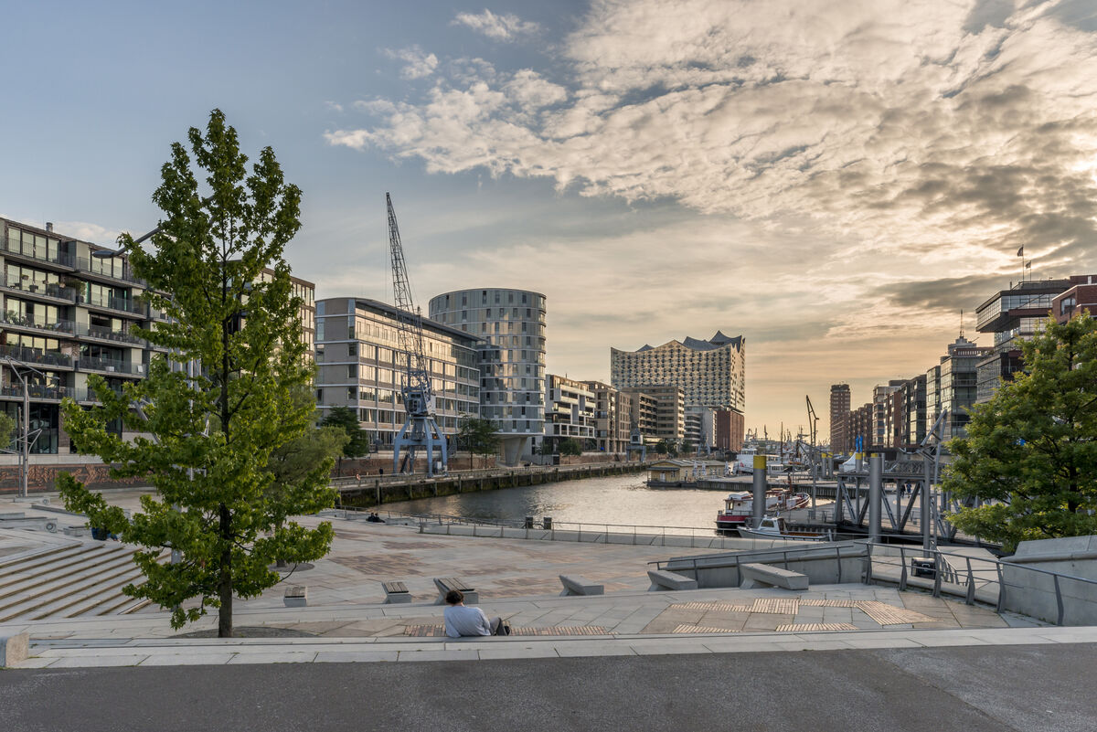 Photo of a square in Hamburg's Hafencity with a view of the Elbphilharmonie in the evening light