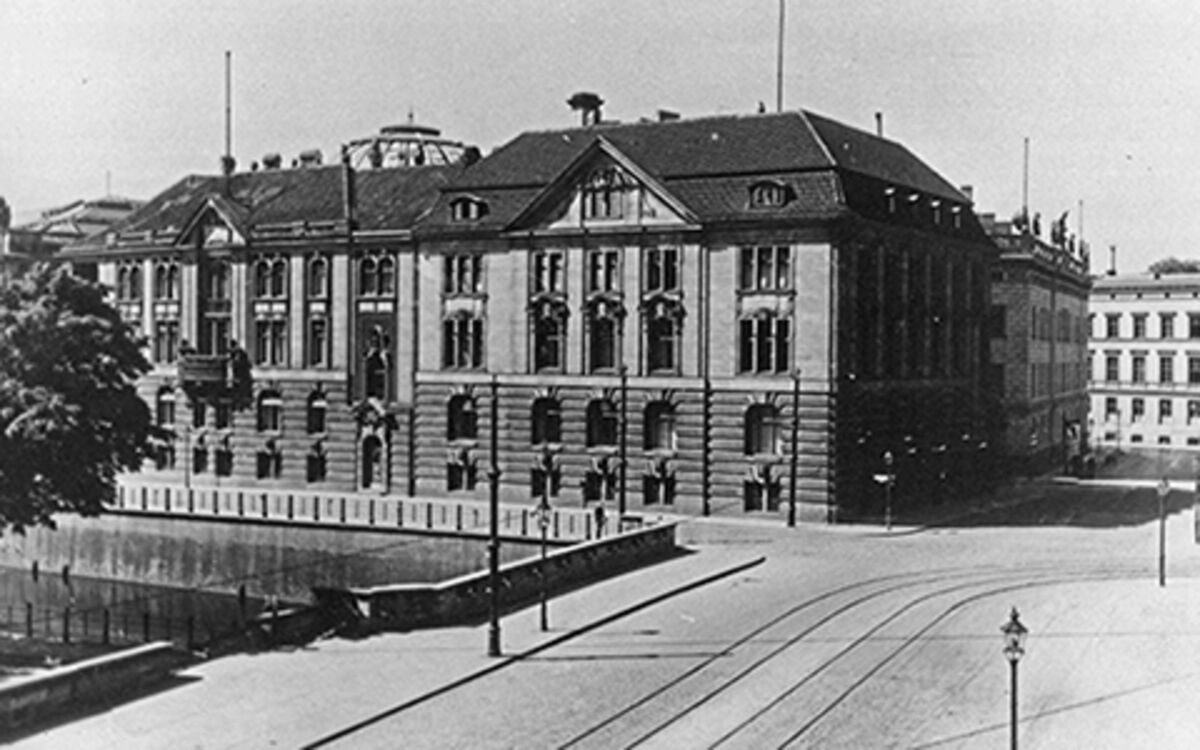 historical image from 1921 of the main bank building in berlin