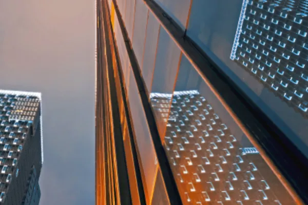 Gläserne Hochhäuser, die sich ineinander spiegeln Gläserne Hochhäuser, die sich ineinander spiegeln