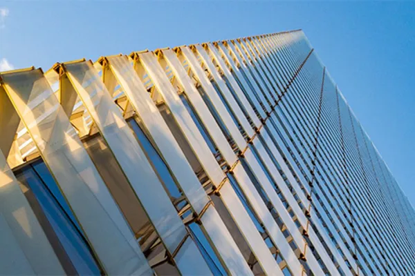 Fassade einer Büroimmobilie vor blauem Himmel Fassade einer Büroimmobilie vor blauem Himmel