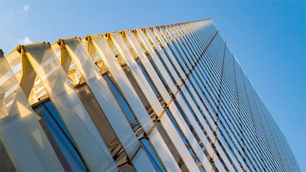 Fassade einer Büroimmobilie vor blauem Himmel Fassade einer Büroimmobilie vor blauem Himmel