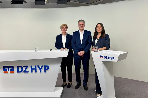 Sabine Barthauer, Dr. Jan Holthusen und Anja Kohl im DZ HYP-Studio