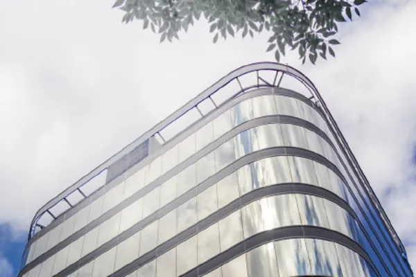 Büroimmobilie vor wolkigem Himmel Büroimmobilie vor wolkigem Himmel