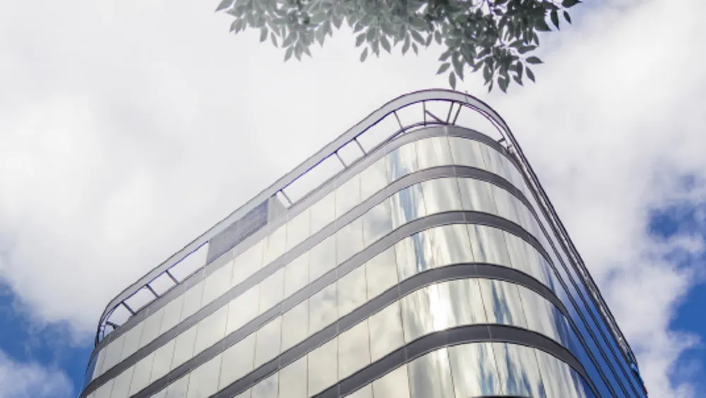 Büroimmobilie vor wolkigem Himmel Büroimmobilie vor wolkigem Himmel