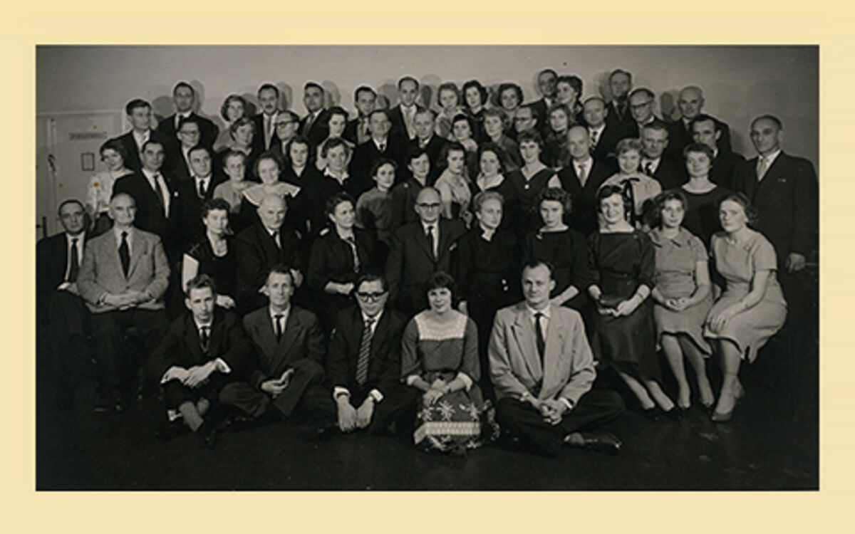Mitarbeitende der Bank in den 50er Jahren Historisches Gruppenfoto von Mitarbeitenden der Bank in den 50er Jahren
