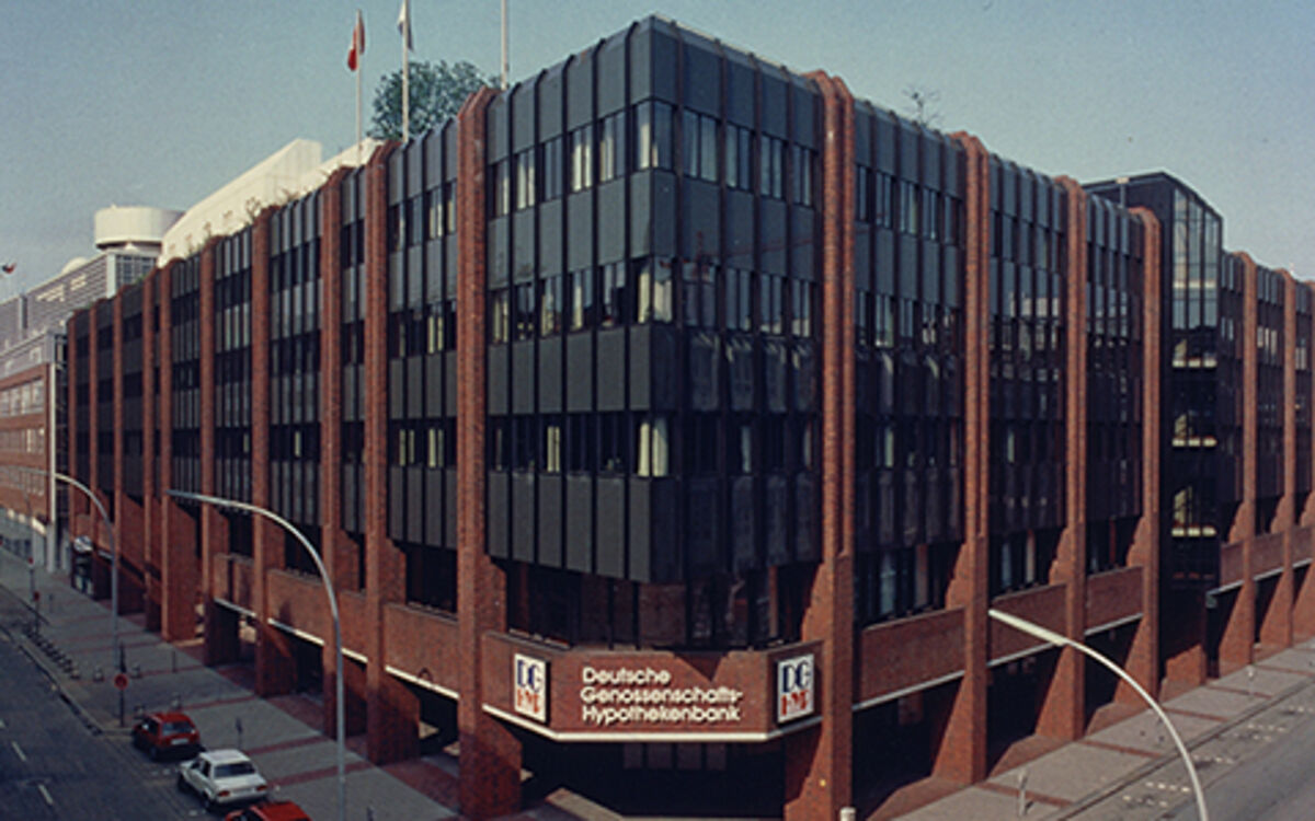 Historisches Foto des neuen Hamburger Firmengebäudes in den 80er Jahren