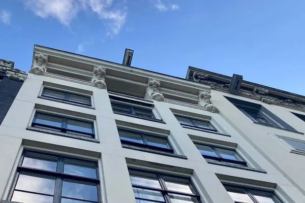 Gebäudefassade vor blauem Himmel Gebäudefassade vor blauem Himmel