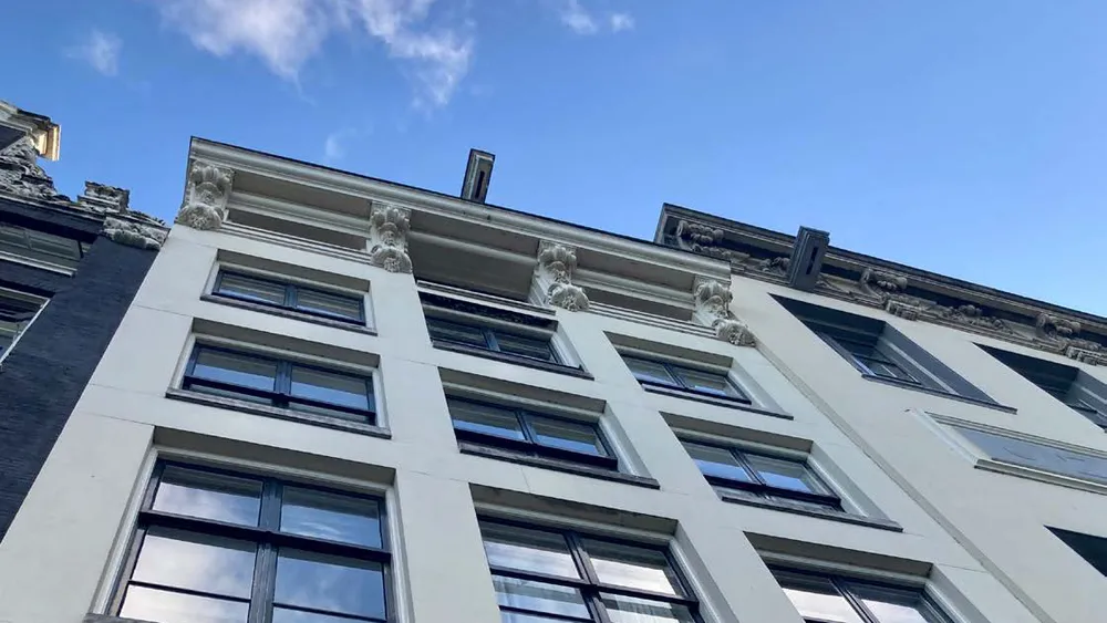 Ausschnitt Titelbild Marktbericht Hessen/Rheinland-Pfalz/Saarland Gebäudefassade vor blauem Himmel