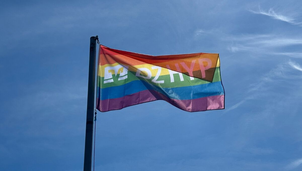 Regenbogen Flagge mit dem DZ HYP Logo drauf.