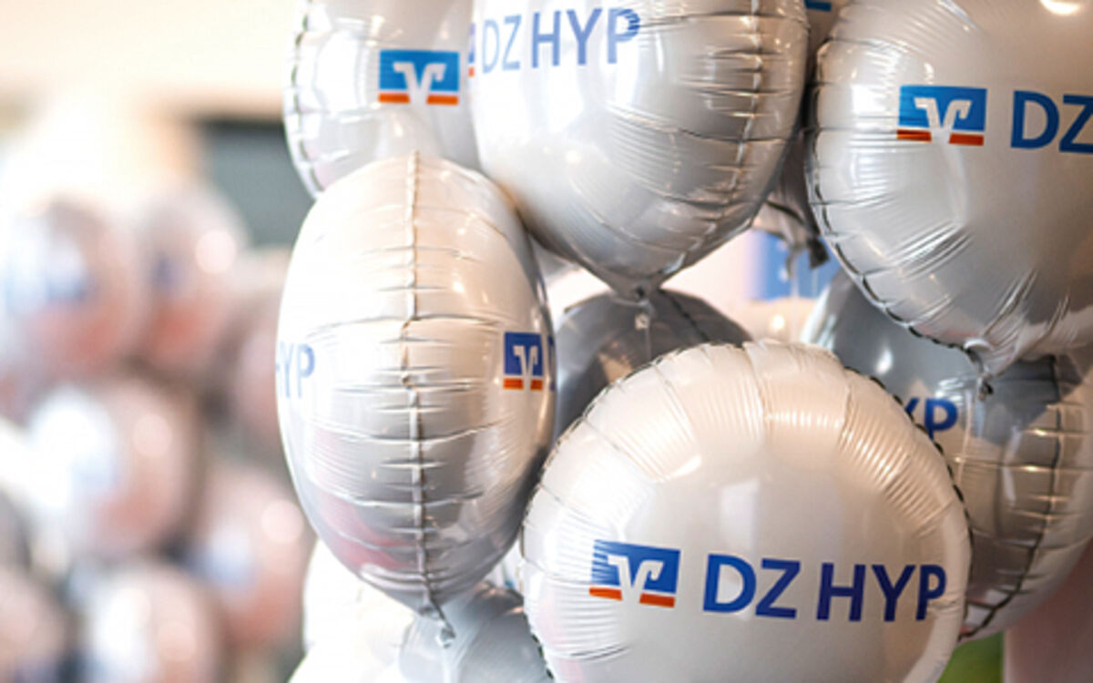 Ein Bund Silberner Luftballons mit dem DZ HYP Logo