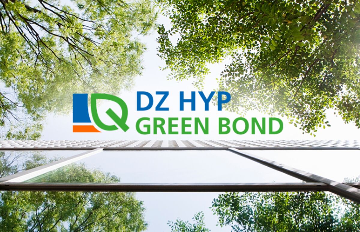 Foto von Baumkronen von unten mit einer horizontalen Barriere und dem Textzug "DZ HYP Green Bond" und dem dzhyp logo mit einem Grünen Blatt