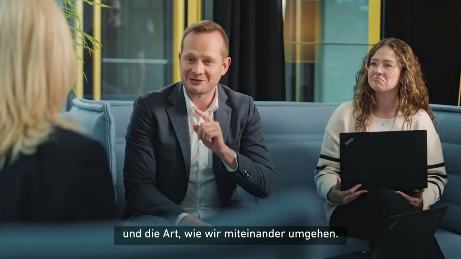 DZ HYP Employer Branding Film Eine Frau geht an einem Gebäude vorbei und schaut nach oben