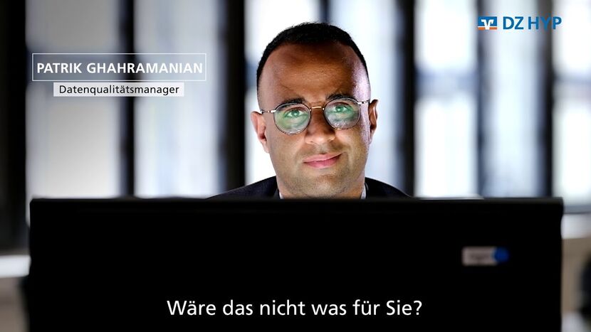 Der Datenqualitätsmanager Patrik Ghahramanian sitzt hinter einem Bildschirm und schaut in die Kamera